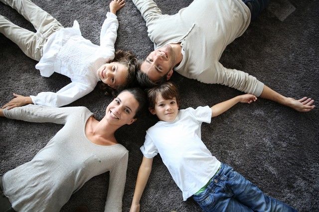 Szczęśliwa rodzina po terapii rodzinnej u psycholog Beaty Gołębiowskiej